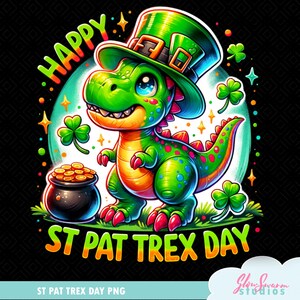 Może przedstawiać: Zielony dinozaur w zielonym kapeluszu leprechauna ze złotą klamrą i garnkiem złota u jego stóp. Dinozaur stoi na tle zielonej koniczyny z napisem "Happy St Pat Trex Day".