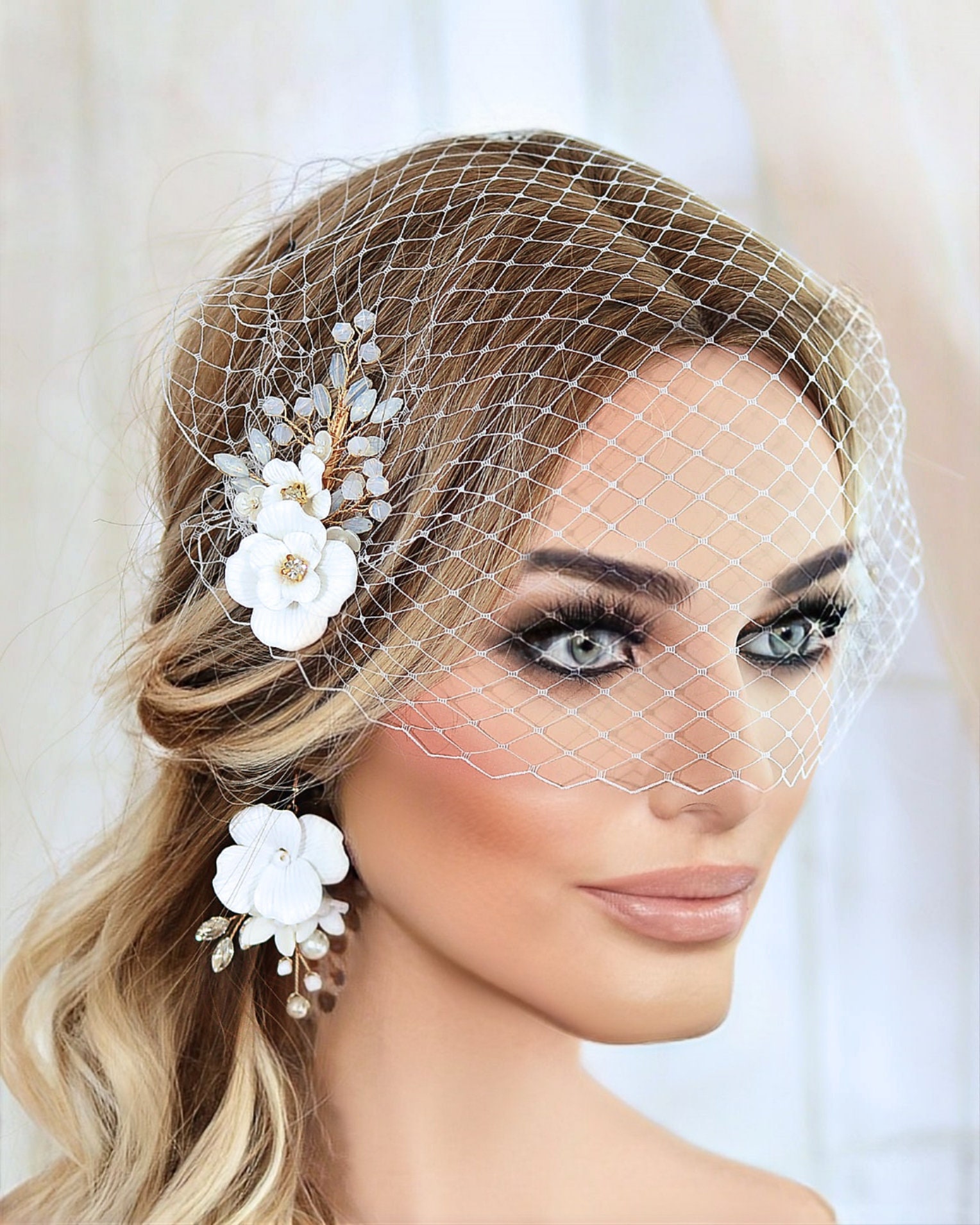 One Blushing Bride Short Birdcage Bridal Veil with Crystals, Chin Length with Comb Off White / Diamond White / with Scattered Pearls