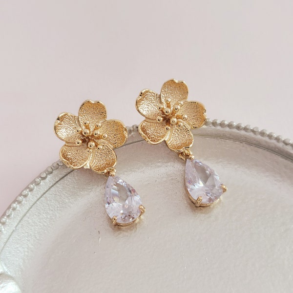 Gold Flower Earrings, Floral Earrings for Bride, Bridesmaids, Handmade Crystal Earrings for Wedding, Nature Earrings, Gift Jewelry