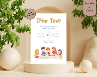 Puede incluir: Una tarjeta de invitación blanca con acentos azules y amarillos. La tarjeta presenta una ilustración de niños con ropa tradicional celebrando el Iftar. El texto dice "Iftar Time" e incluye detalles sobre el evento, incluida la fecha, la hora y la ubicación.