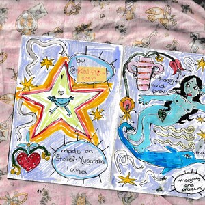 以下が含まれることがあります： 星、鳥、イルカの絵が描かれた手描きの作品。作品には「by @kalifio-t w3r」、「made on Stolen Yuguraba land」、「thoughts and prayers」というテキストが含まれています。カラーパレットには、青、黄、オレンジ、赤が含まれています。