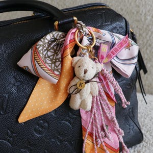 Initial Teddybär Taschenanhänger mit Bandana und Seil Anhänger, Taschengriff Schal, Schöne Geschenkidee für sie