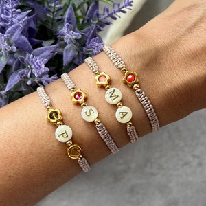 Pulsera de macramé con cuentas de flores y letras, idea de regalo especial para mujer.