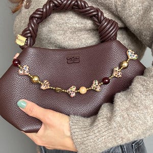 Catena per borsa con perline in acrilico e cuore leopardato, portachiavi, catena per telefono con catena spessa, tendenza attuale della stagione