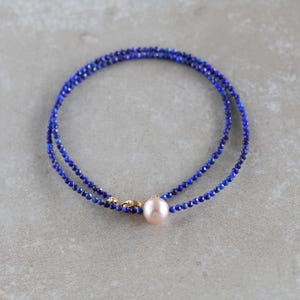 Lapislazuli Perlen Kette mit hochwertigen Perle, Choker, Schöne Geschenkidee für Frauen