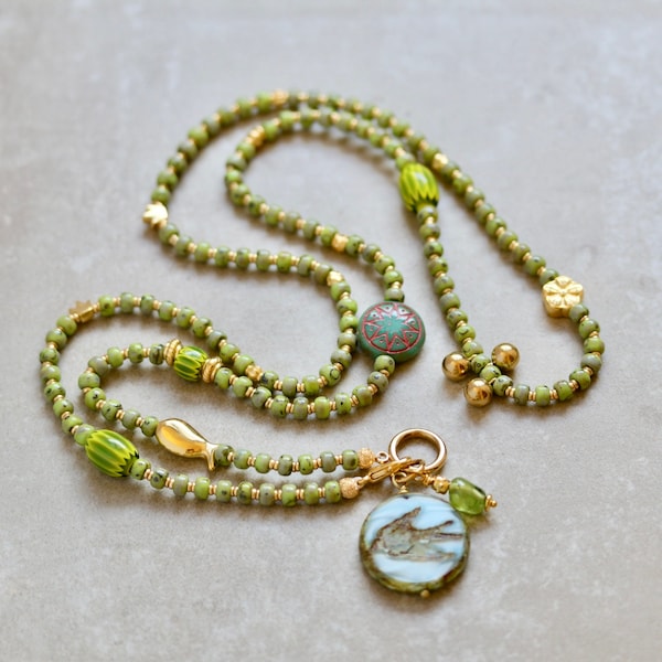 Collier de perles bohème chic avec des perles de verre faites main, de haute qualité et des matériaux rares, une merveilleuse idée cadeau pour elle.