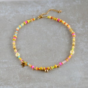 Boho kurze Halskette mit Buchstaben, Choker mit bunten Perlen, Halskette zum Stapeln, Länge verstellbar, Schöne geschenkidee für Frauen