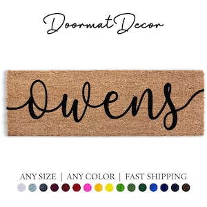 Puede incluir: Una alfombra de coco marrón con el nombre "Owens" escrito en letra cursiva. El texto es negro y la alfombra es rectangular. El texto "Doormat Decor" está escrito en cursiva negra sobre la alfombra. El texto "ANY SIZE | ANY COLOR | FAST SHIPPING" está escrito debajo de la alfombra. Hay 12 muestras de color debajo del texto.
