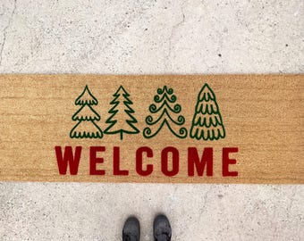 Felpudo personalizado con forma de árbol de Navidad, alfombra de exterior de fibra de coco flocada a medida, alfombra de bienvenida navideña roja y verde.