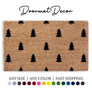 Op de afbeelding: Een bruine kokosmat met een herhalend patroon van zwarte kerstboompjes. De tekst "Doormat Decor" staat bovenaan de afbeelding. De tekst "ANY SIZE | ANY COLOR | FAST SHIPPING" staat onderaan de afbeelding. Een rij kleurstalen staat onder de tekst.