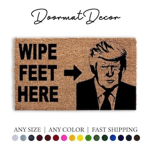 Könnte beinhalten: Eine rechteckige Fußmatte mit dem Text "WIPE FEET HERE" und dem Bild eines Mannes im Anzug. Die Fußmatte ist braun mit schwarzem Text und Bild. Die Worte "Doormat Decor" sind oben in Kursivschrift geschrieben.