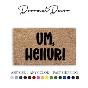 Könnte beinhalten: Eine braune Fußmatte mit dem Text "UM, HELLUR!" in schwarzen Buchstaben.