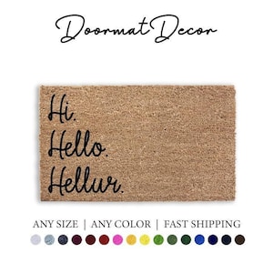 Könnte beinhalten: Eine braune Kokosmatte mit dem Text "Hi. Hello. Hellur." in schwarzen Buchstaben. Die Fußmatte ist in verschiedenen Größen und Farben erhältlich.