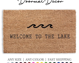 Felpudo de bienvenida al lago con diseño personalizado de remos y olas, ideal para la decoración de una casa de verano junto al lago.