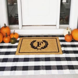 Monogram krans deurmat familienaam gevlokt welkomstmat Perfect housewarming cadeau