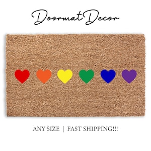 Zerbino Rainbow Hearts LGBTQ Pride Tappeto di benvenuto per esterni Cheers Queers Regalo di inaugurazione della casa
