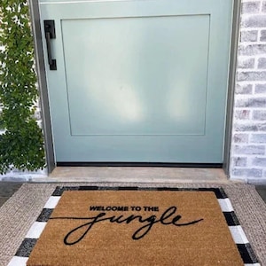 Felpudo de bienvenida a la jungla: divertido felpudo personalizado para exteriores para la decoración de la entrada, regalo de cierre de agente inmobiliario