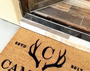 Felpudo personalizado con astas de ciervo, felpudo de bienvenida personalizado para rancho de ciervos, decoración rústica para el hogar con temática de caza.