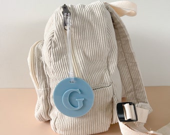 Etiqueta de bolsa monocromática com inicial circular, etiqueta de bolsa divertida e colorida, chaveiro com nome personalizado