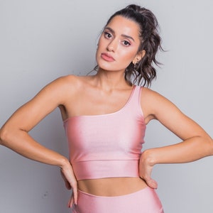 Top deportivo / Un solo hombro / Romance rosa / Crop top