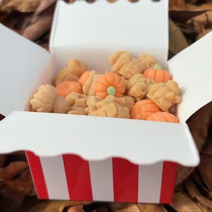 Karamellfarbenes Popcorn mit Mini Kürbissen