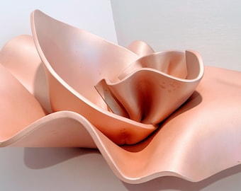 ¡Rara! Escultura vintage de flor rosa opalescente moderna de cerámica Keith Fortley