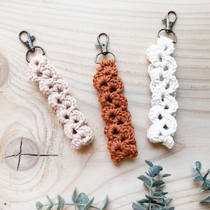 CROCHET PATTERN, Crochet Wristlet Pattern, Crochet Keychain, Beginner Friendly Crochet Pattern, Yarn Stash Buster, PDF Download, Easy Quick