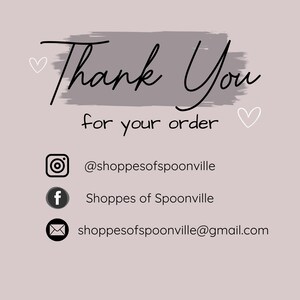 Może przedstawiać: Dziękujemy za zam&oacute;wienie. Szare tło z białymi sercami i czarnym tekstem. Informacje kontaktowe w mediach społecznościowych dla @shoppesofspoonville, Shoppes of Spoonville i shoppesofspoonville@gmail.com.