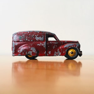 Vintage Dinky Toy Austin Van: Nestle&#39;s No. 471 Diecast Model Car