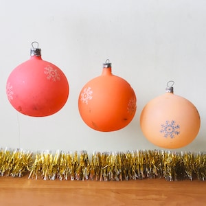 Vintage Weihnachtskugeln mit Schneeflocken, Milchglas Ornamente Set, Retro Weihnachtsbaum Dekor, Feiertagsdekoration