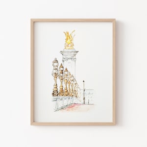 Puede incluir: Una pintura de acuarela de un puente en París, Francia. El puente tiene una estatua dorada en la parte superior de un pilar y una fila de farolas doradas a lo largo del lado.