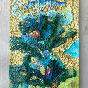 Art mural organique moderne en relief | Couleurs or et vert | Peinture texturée 3D | Oeuvre d'art unique faite main | Par Kristė Pačiulienė