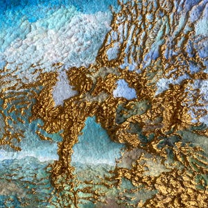 Art mural organique moderne en relief 3D | Couleurs or et vert pâle, bleu clair | Décoration d'intérieur unique en son genre | Par Kristė Pačiulienė