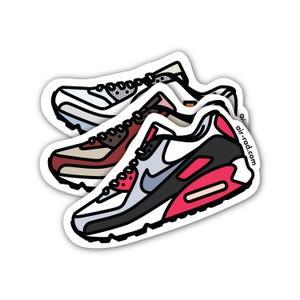 Può includere: Tre diversi stili di scarpe Nike Air Max 90, ognuna con uno schema di colori diverso. Le scarpe sono impilate l'una sull'altra, con la scarpa inferiore che ha uno schema di colori nero e rosso, la scarpa centrale che ha uno schema di colori marrone e bianco e la scarpa superiore che ha uno schema di colori bianco e grigio. Le scarpe sono tutte contornate di nero e hanno uno sfondo bianco.