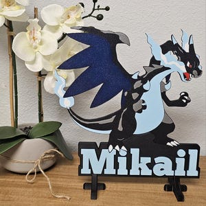 Aangepaste Mega Charizard X 3D-geprinte naam _ Bureaubord - kinderbord _ Inclusief cadeaustandaard