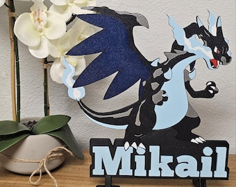 Custom Mega Charizard X 3d gedrucktes Name _ Schreibtischschild - Kinderschild _ Geschenkständer inklusive