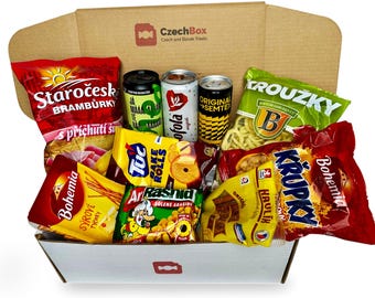 Può includere: Una scatola di cartone riempita con vari snack e bevande, tra cui sacchetti di Staroceske Bramburky, Krouzky, Bohemia Syrove Tycinky e Krupky, oltre a Tuc Bake Rolls, arachidi Arachid e lattine di Kofola e della bevanda energetica Semtex.