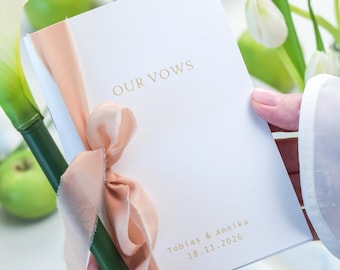 Libros de votos matrimoniales personalizados para él y para ella con cinta de seda.
