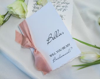 Tarjetas de propuesta para damas de honor. Tarjeta "¿Quieres ser mi dama de honor?" con cinta de seda.