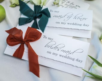 Tarjetas de felicitación para el día de la boda para damas de honor, padres, esposo, esposa, madre, hija, amiga con cinta de seda.