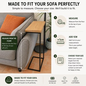 Pu&ograve; includere: Un tavolino con piano in legno chiaro e struttura in metallo nero, progettato per essere posizionato accanto a un divano. L'immagine include il testo: "MADE TO FIT YOUR SOFA PERFECTLY".