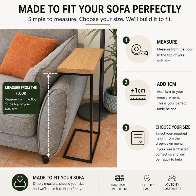 Pu&ograve; includere: Un tavolino con piano in legno chiaro e struttura in metallo nero, progettato per essere posizionato accanto a un divano. L'immagine include il testo: "MADE TO FIT YOUR SOFA PERFECTLY".