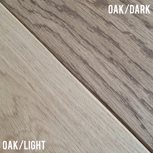 Pu&ograve; includere: Primo piano di due assi di legno di quercia, una chiara e una scura. L'asse chiaro &egrave; beige chiaro, mentre l'asse scuro &egrave; marrone medio con venature pi&ugrave; scure. Testo: "OAK/DARK" e "OAK/LIGHT".