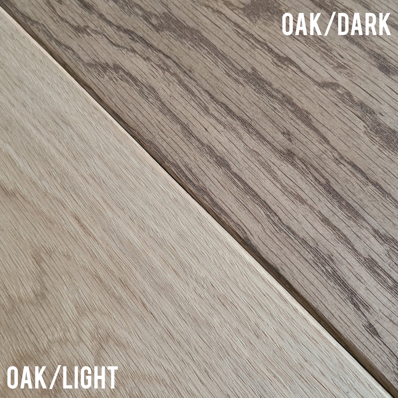 Pu&ograve; includere: Primo piano di due assi di legno di quercia, una chiara e una scura. L'asse chiaro &egrave; beige chiaro, mentre l'asse scuro &egrave; marrone medio con venature pi&ugrave; scure. Testo: "OAK/DARK" e "OAK/LIGHT".