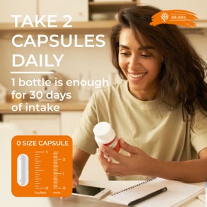Pode incluir: Uma mulher segura uma garrafa branca com um r&oacute;tulo vermelho. O texto na garrafa est&aacute; desfocado. O texto na imagem diz "TAKE 2 CAPSULES DAILY 1 bottle is enough for 30 days of intake" e "O SIZE CAPSULE". Uma r&eacute;gua &eacute; mostrada com medidas em polegadas e mil&iacute;metros.