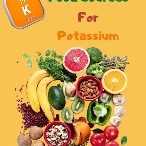 Peut inclure: Un fond jaune avec le texte "Sources alimentaires de potassium" et un graphique du symbole de l'élément potassium. Une variété d'aliments riches en potassium sont dispersés autour du texte, notamment des bananes, des avocats, des amandes, des kiwis, des tomates, des pommes de terre et des haricots.