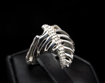 Revenant - Anillo de caja torácica de plata esterlina