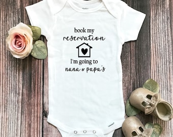 Buchen Sie Meine Reservierung Onesie®: Benutzerdefinierte Großeltern Visit Baby Onesie