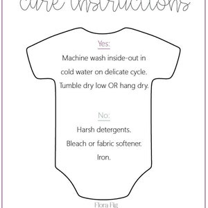 Puede incluir: Una ilustraci&oacute;n en blanco y negro de un body con instrucciones de cuidado para el lavado y secado. Las instrucciones incluyen lavar del rev&eacute;s en agua fr&iacute;a en un ciclo delicado, secar en secadora a baja temperatura o colgar para secar, y evitar detergentes fuertes, lej&iacute;a, suavizante y planchar.