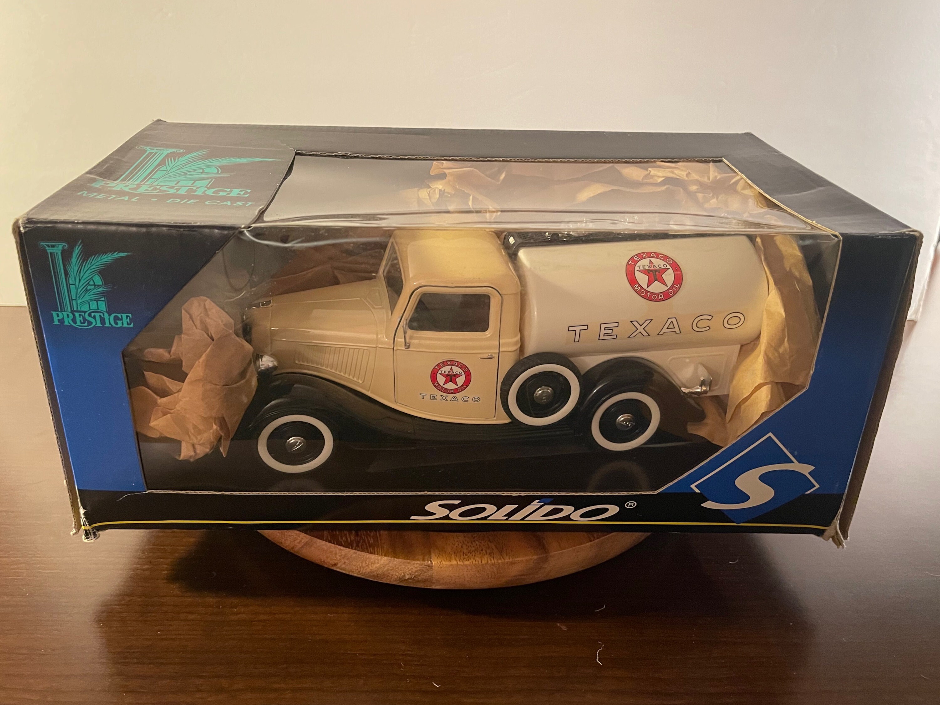 Ford V8 citerne Pompiers SOLIDO Ford V8 citerne Pompiers SOLIDO